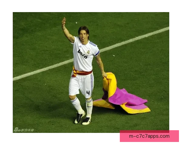 东京绿茵致敬拉莫斯揭幕赠衣