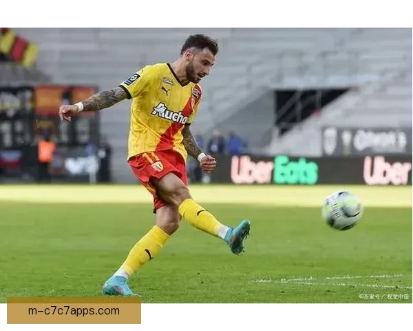 朗斯大胜登顶全力冲欧冠资格