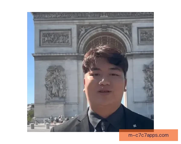 全红婵哥哥红西装惊喜现身 看妹妹夺冠激动落泪